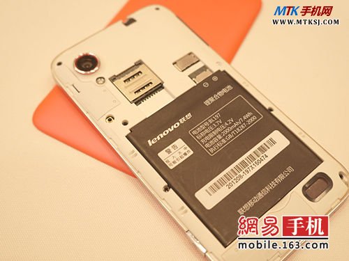 乐Phone S720配备2000毫安可置换式锂电池